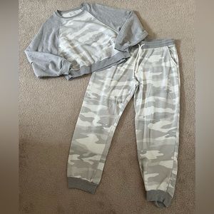 Camo American Eagle Sweatpants with crewneck